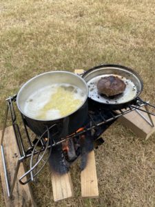 ハンバーグとラーメン作成中