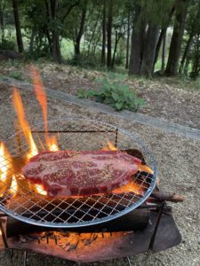 肉を焚火で焼く