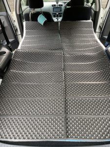 キャンプマットを敷く