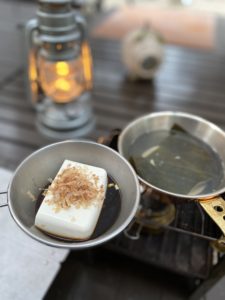 湯豆腐を食べる