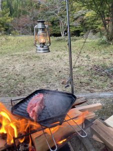 焚火でステーキ