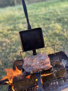 ステーキを焼く