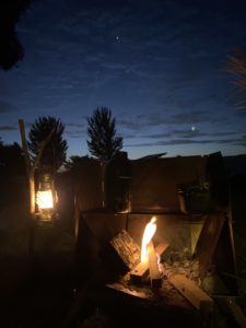 焚火とランタン