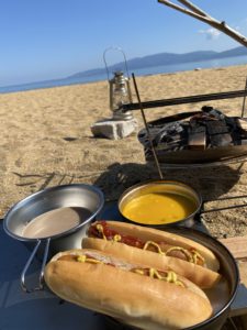 焚火でホットドック