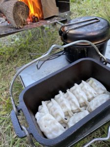 餃子を焼く