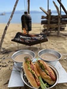 焚火とステンレスボトル