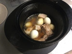 角煮を煮込む