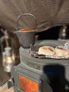 薪ストーブで餅を焼く