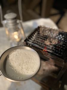 火が熾るのを待つ