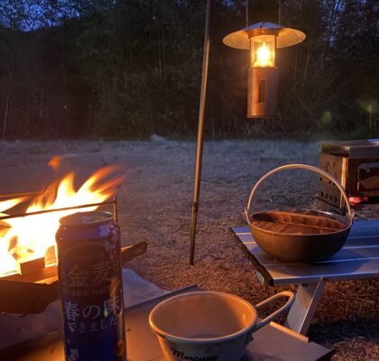 焚火で調理をする