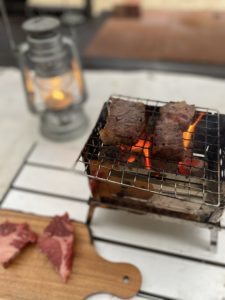 ステーキを焼く