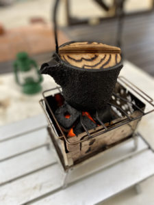 鉄瓶で湯を沸かす