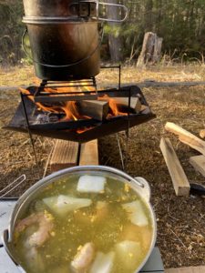囲炉裏鍋で調理する