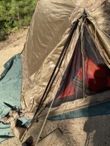 二股化したＡフレームテントの入り口