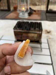 カラスミをダイコンで挟む