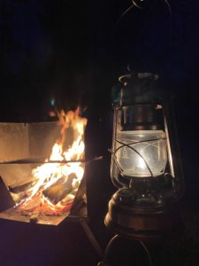 焚火とランタン