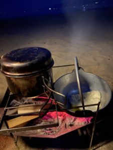 囲炉裏鍋でナンを焼く