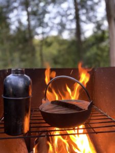 囲炉裏鍋でご飯を炊く