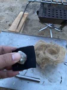 火打石で着火する