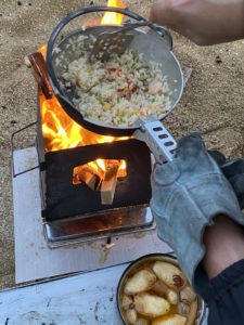 囲炉裏鍋でチャーハン