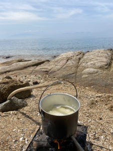 焚火でラーメン