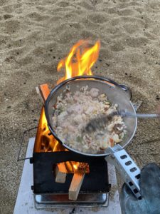 囲炉裏鍋でピラフ