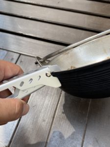 囲炉裏鍋を掴む