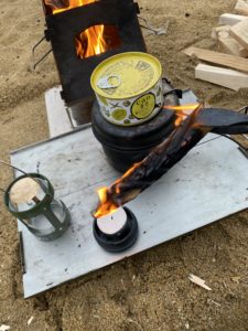 薪を使ってランタンに着火