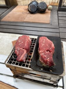 炭火とアウトドア鉄板の焼き比べ