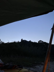 キャンプの夜明け