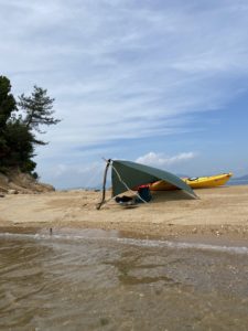 砂浜でタープ