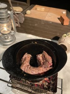 鉄瓶で肉を焼く