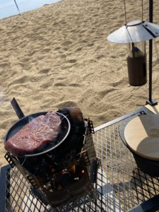 鉄鍋でステーキ