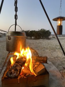 囲炉裏スタイルで調理