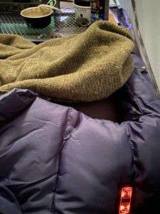 電熱ベストでコタツ