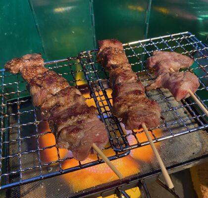 バーナーの上に置くだけで簡単に網焼きができるマルチロースター。お肉も焼ける