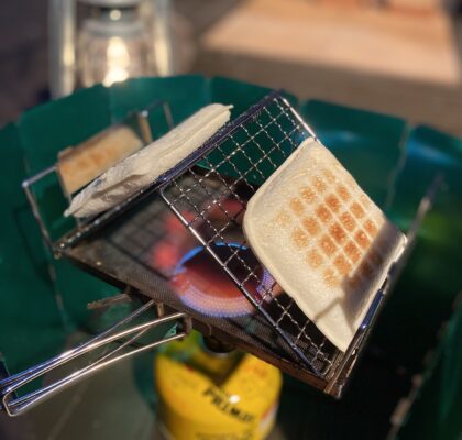 ユニフレームのマルチロースター。バーベキューの時にパンを焼くと美味しい。その再現が可能