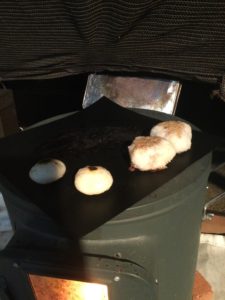 薪ストーブの天板で焼き物