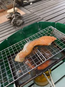 マルチロースターで鮭を焼く