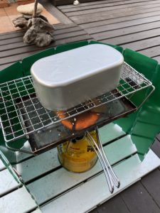 メスティンで蓋をして鮭を焼く