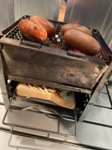 カマド型焚火台でピザ