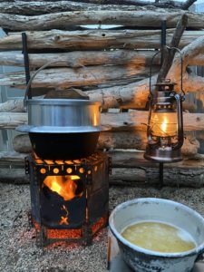 羽釜で島鱧めしを炊く