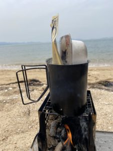 キャンティーンカップにお米とラーメンが収まる