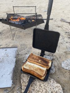 バウルーを使って一枚の食パンでホットサンドを作る