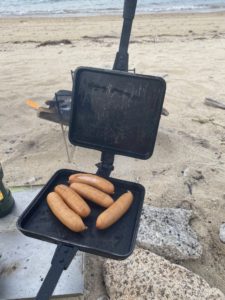 バウルーでウィンナーを焼く