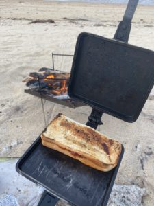 バウルーを使って一枚の食パンでホットサンドを作る