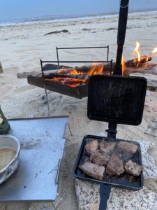 バウルーで肉を焼く
