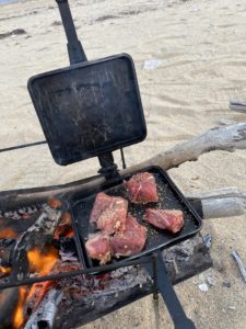 バウルーでお肉を焼く