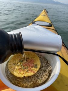 カヤックの上でカップ麺を食べる