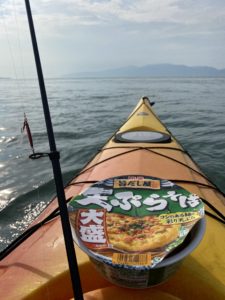 カップ麺が完成するのを待つ